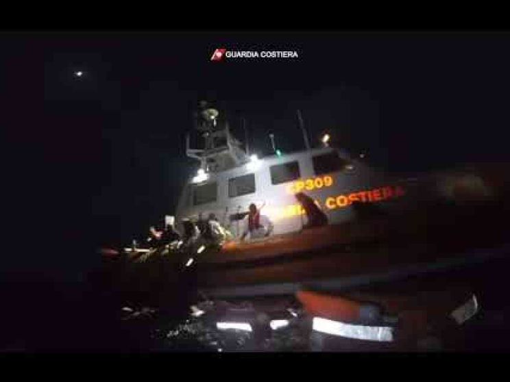 Naufragio, 7 donne morte a Lampedusa. E una bimba di 5 anni alle Canarie