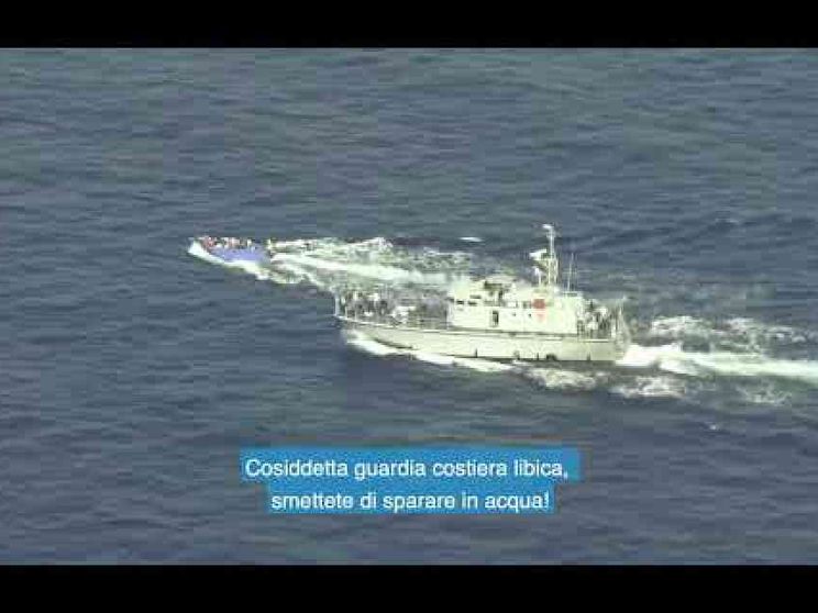 Così i guardacoste libici hanno tentato di speronare e sparare su un barcone