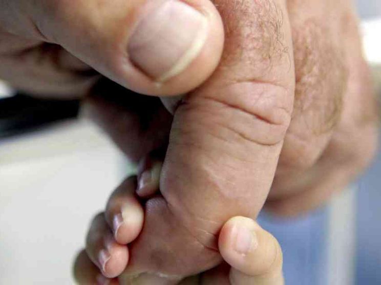 La Francia allunga il congedo di paternità. Macron: prendetelo