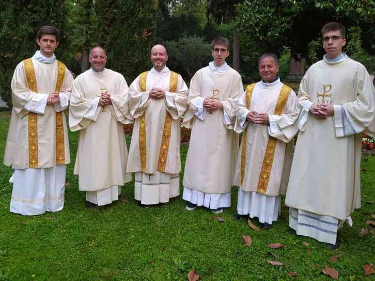 Due gemelli sacerdoti insieme