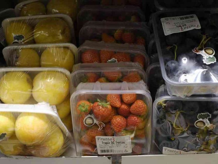 Stop alla plastica monouso. Ma per le aziende italiane è una norma indigesta