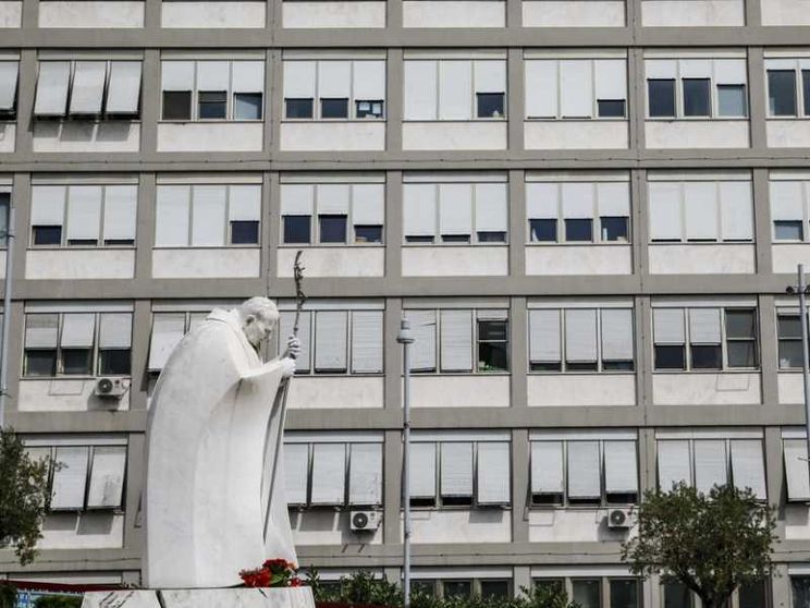 Riuscito al Gemelli l'intervento al colon. "Il Papa ha reagito bene"