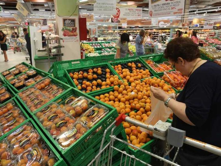 L'enorme spreco della frutta: gettata solo perché «brutta»