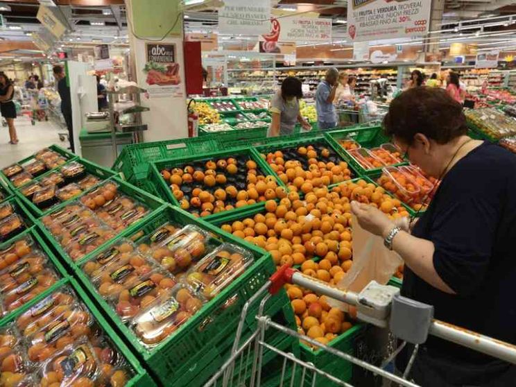 L'enorme spreco della frutta: gettata solo perché «brutta»