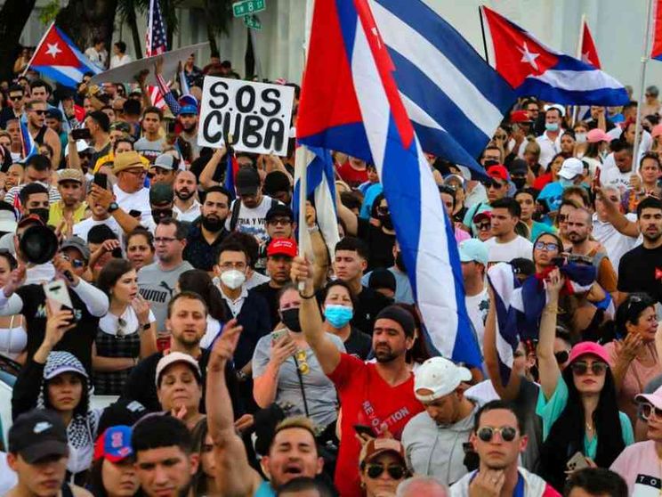 Decine di giornalisti arrestati. Isola a rischio di implosione