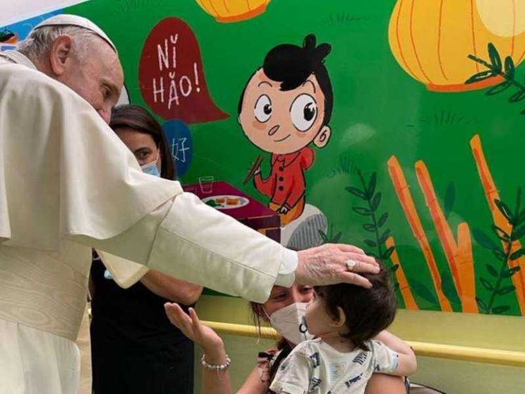 Il Papa prosegue la riabilitazione e prega per gli «allettati»