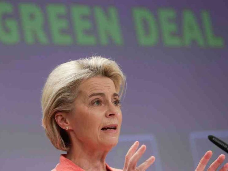 Von der Leyen: «Stop alle auto a benzina del 2035», chi inquina pagherà