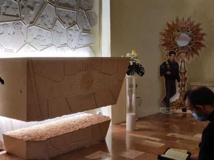 Carlo Acutis, cresce la devozione. E slitta l'apertura della tomba ad Assisi