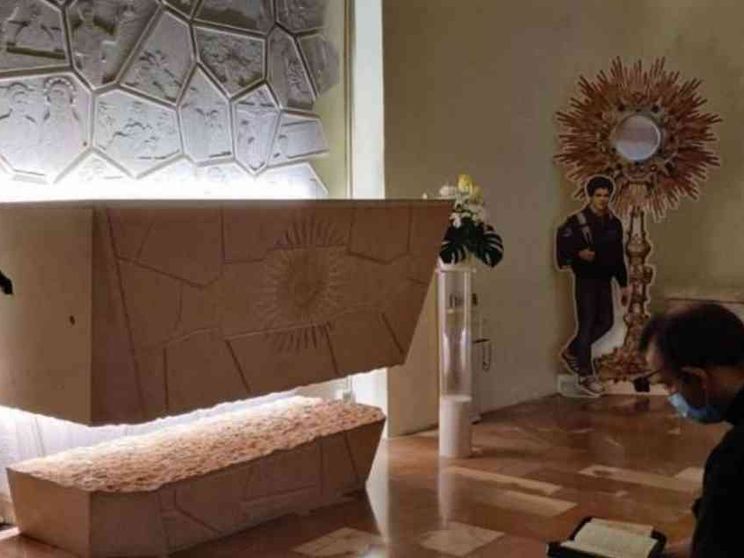Carlo Acutis, cresce la devozione. E slitta l'apertura della tomba ad Assisi