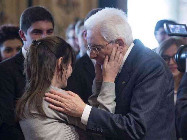 Le mani del presidente Mattarella. E i suoi 80 anni
