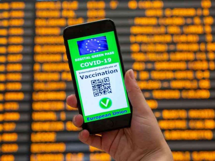 Proteste contro il green pass. Ma è boom di prenotazioni per il vaccino