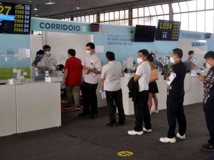 Col pass si possono visitare i parenti in ospedale. Tamponi a prezzi calmierati