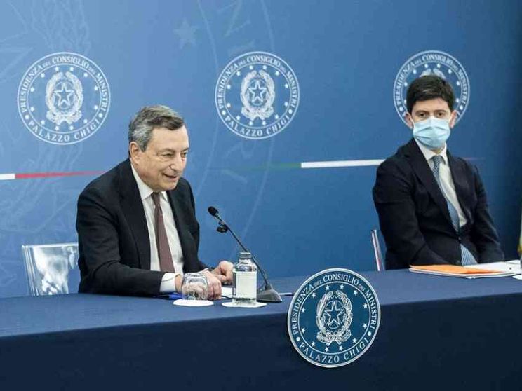 Draghi tira dritto: accelerare la campagna. «È una questione di salute pubblica»