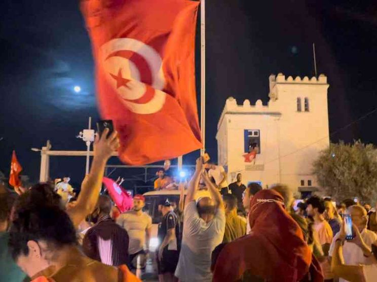 Caos Tunisia, il presidente Saied sospende il Parlamento e licenzia il premier