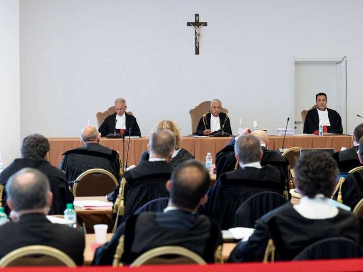 Fondi vaticani, prima udienza. Il cardinale Becciu: fiducia nei giudici