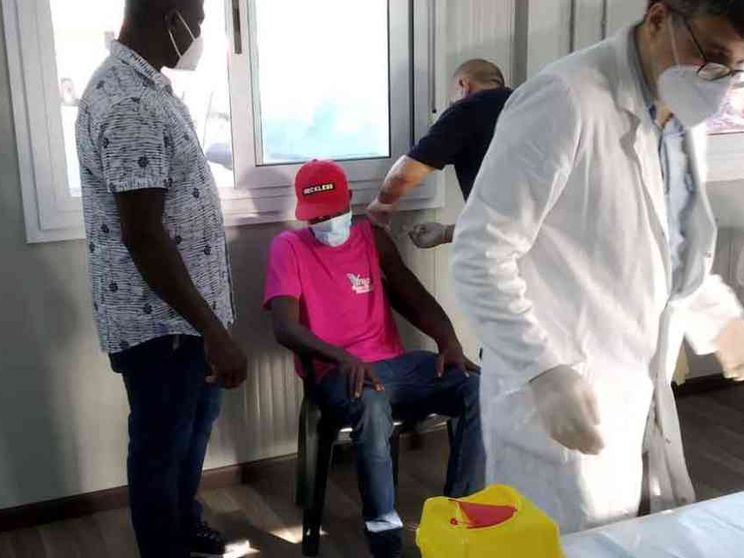 Un successo il vax day nella tendopoli di San Ferdinando, 172 adesioni su 208