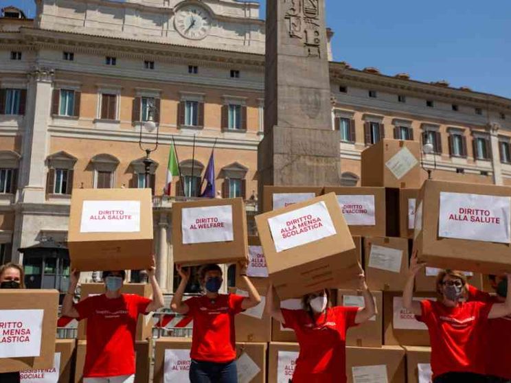 Niente residenza, niente assistenza sanitaria per 300 mila stranieri