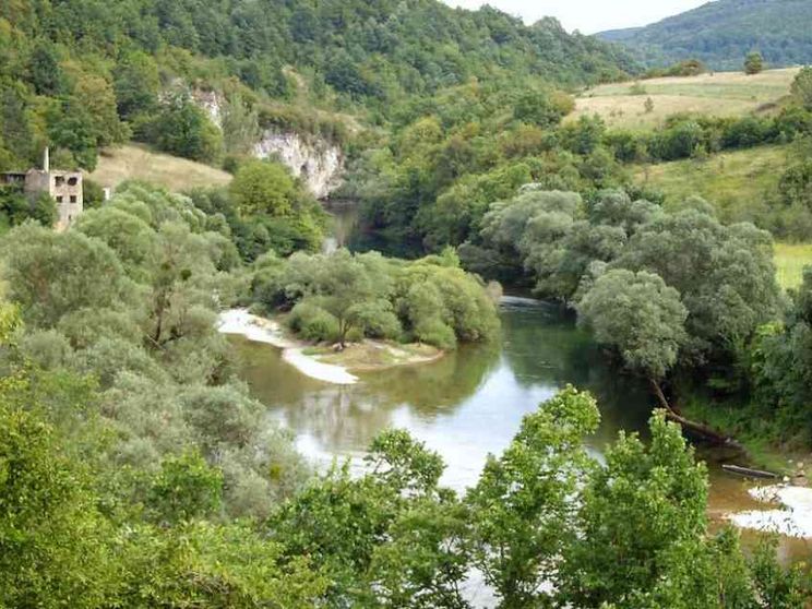 A 5 anni affoga nel tentativo di entrare in Croazia dal fiume