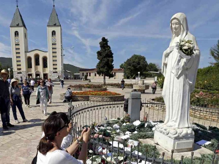 Papa Francesco ai giovani di Medjugorje: liberatevi dalle false ricchezze