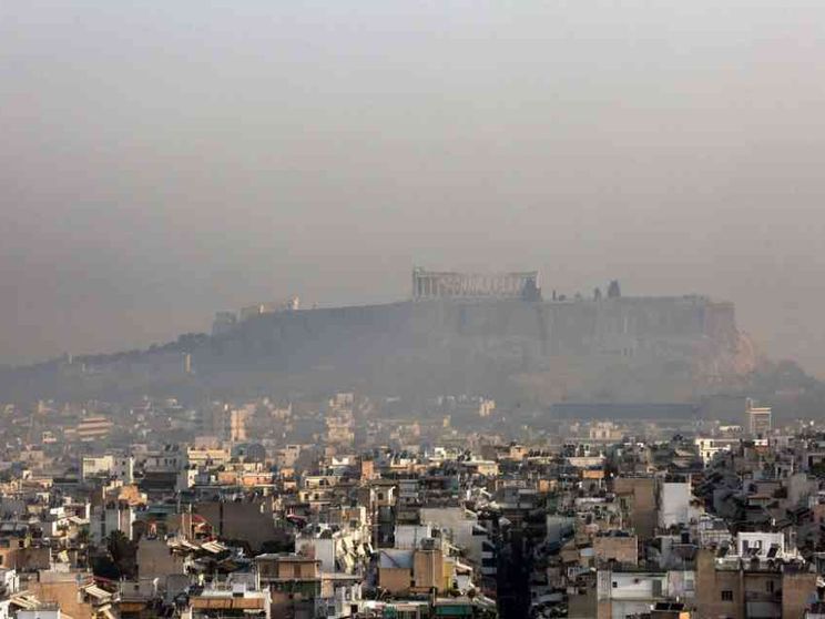 Incendio a nord di Atene: migliaia di sfollati, case distrutte. «State a casa»