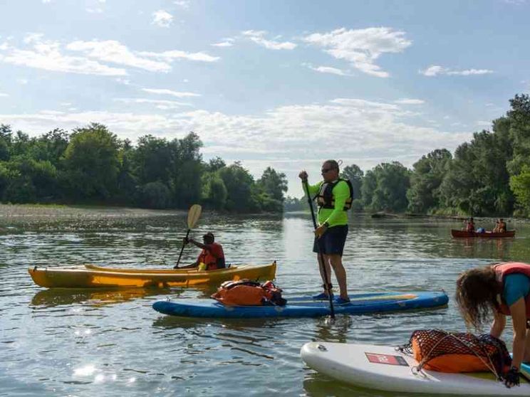 Il vescovo Gallese in "barca" sul Po con i suoi ragazzi