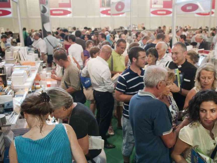 Scaffali e web, così si fa volume