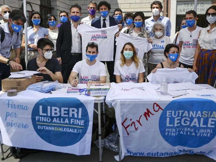 «Referendum eutanasia, già raccolte le 500mila firme»