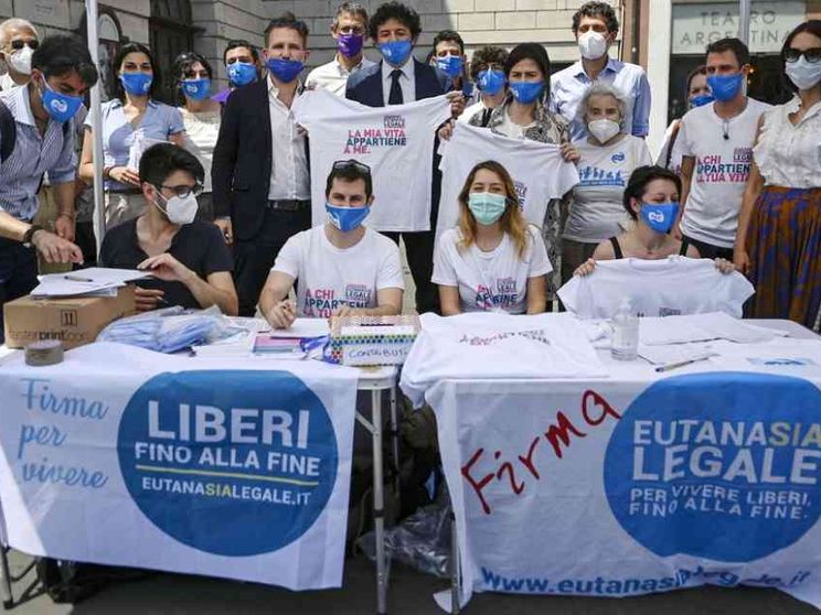 «Referendum eutanasia, già raccolte le 500mila firme»