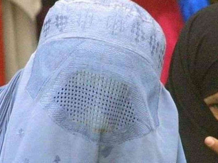 A Herat gli occhi belli delle alunne nascosti dal burqa