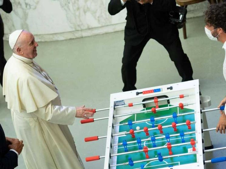 Il Papa gioca a biliardino con fedele al termine udienza generale