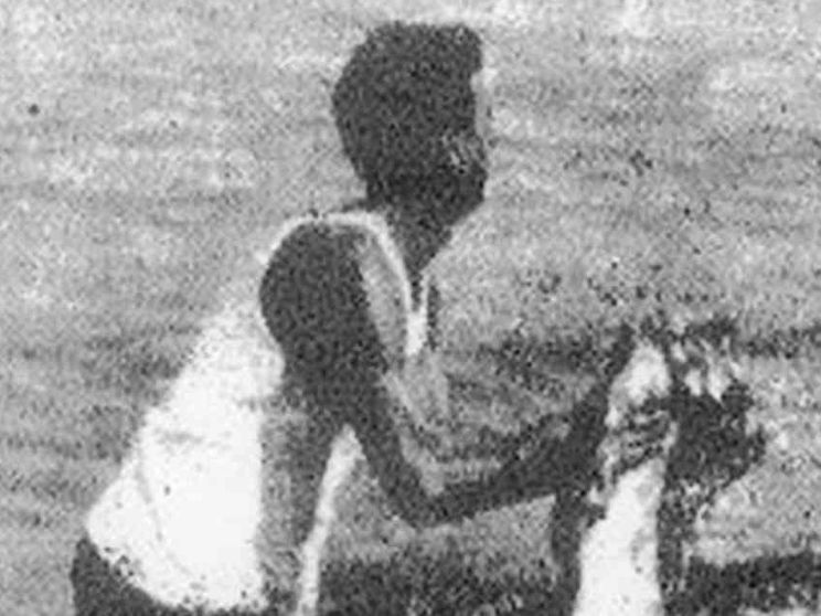 Ha un nome l'uomo della foto della strage di Vergarolla