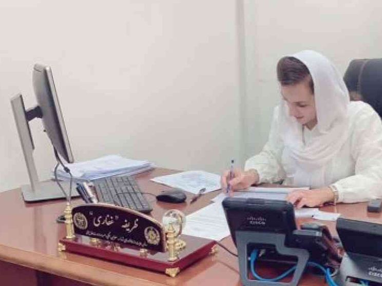 «Sono a Kabul», poi silenzio. Paura per la sindaca Zarifa Ghafari