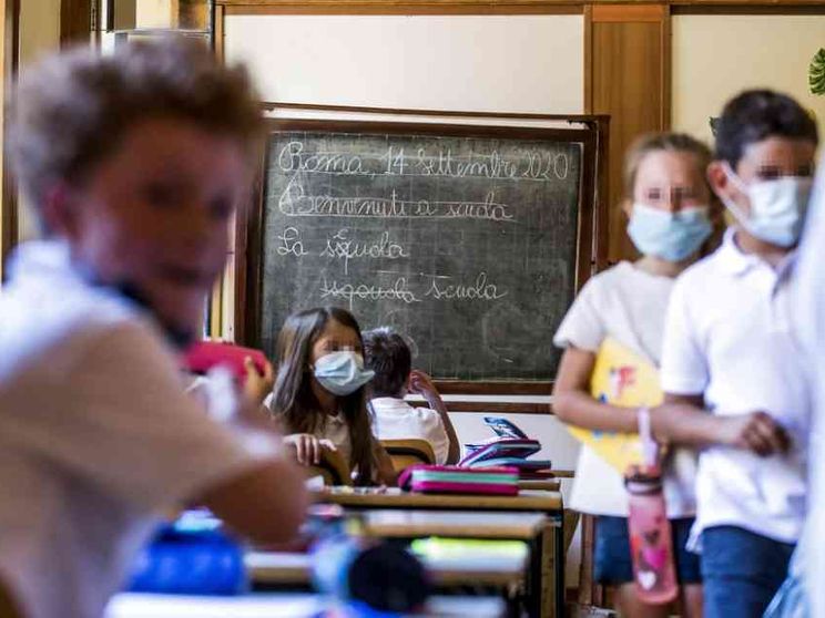 «Vaccini, basta allarmismi sui bambini. Green pass? L’ipotesi di prolungarlo»