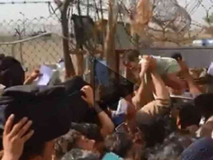 Kabul le donne lanciano i bambini oltre il filo spinato dell'aeroporto