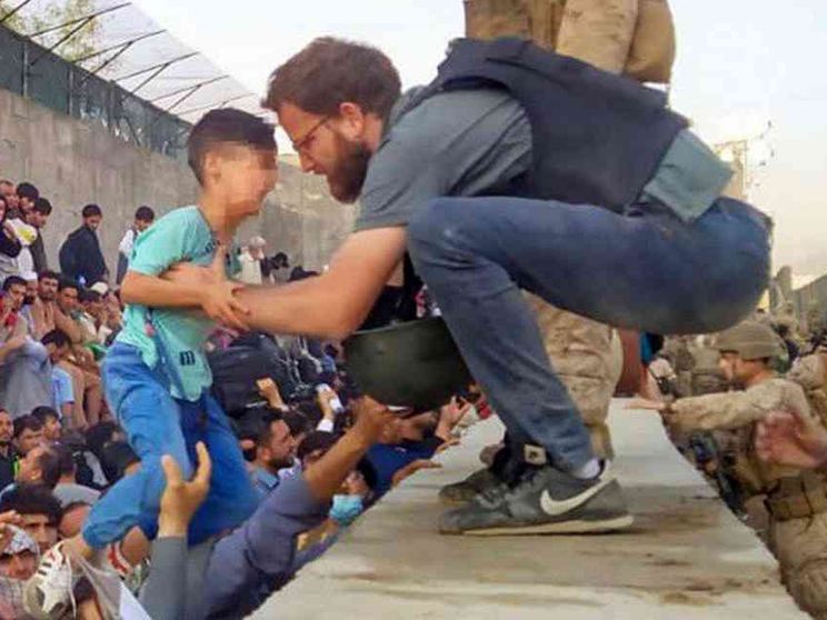 E il console italiano a Kabul porta in salvo un bambino