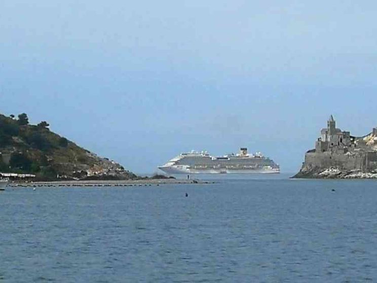 Quelle grandi navi "parcheggiate" nel Golfo dei Poeti