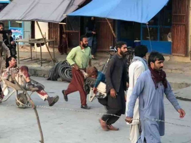 Kamikaze all'aeroporto di Kabul, 200 morti. Il Daesh rivendica