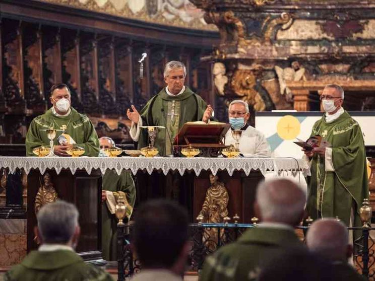 «Le Messe? Con sempre meno fedeli. Ma le comunità siano case aperte a tutti»