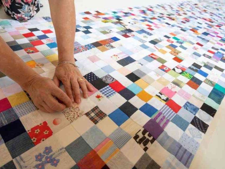 Il manto che «cuce» i fedeli alla Vergine, fatto di 15mila preghiere di stoffa