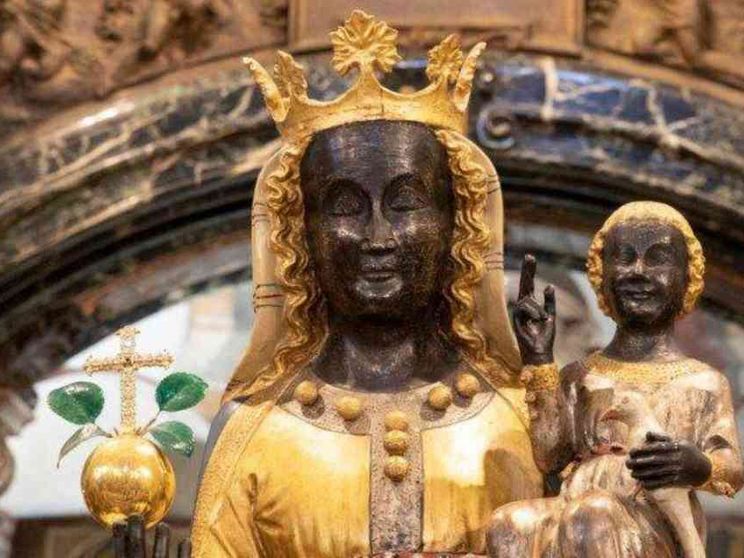Maria testimonia la bellezza della fede, Oropa «incorona» la Madonna Nera