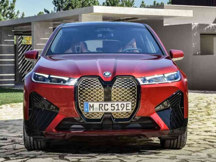 Com'è e quanto costa la nuova BMW iX