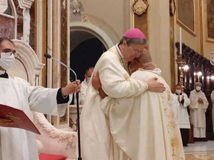 Vedovo e genitore, diventa sacerdote