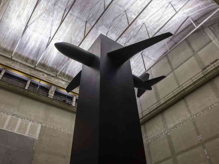 Maurizio Cattelan e il totem oscuro delle Torri Gemelle