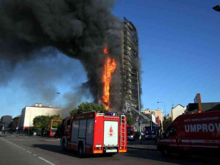 Il grattacielo a fuoco a Milano: ecco come è bruciato il rivestimento / VIDEO