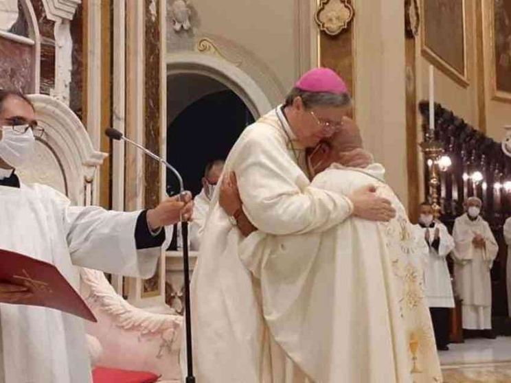 Vedovo e genitore, diventa sacerdote