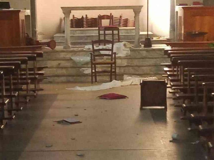 Profanata una chiesa, distrutti tabernacolo e statue
