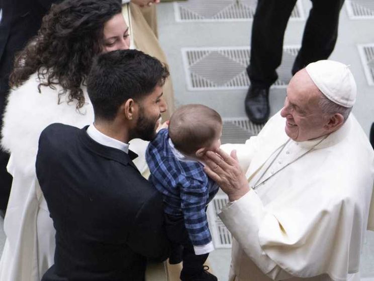 Francesco: la famiglia è forte se si apre alla vita / LA PREGHIERA
