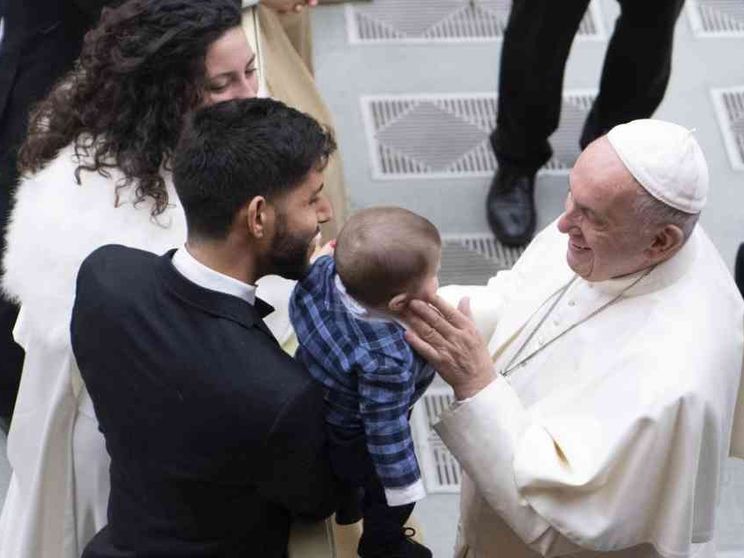 Francesco: la famiglia è forte se si apre alla vita / LA PREGHIERA