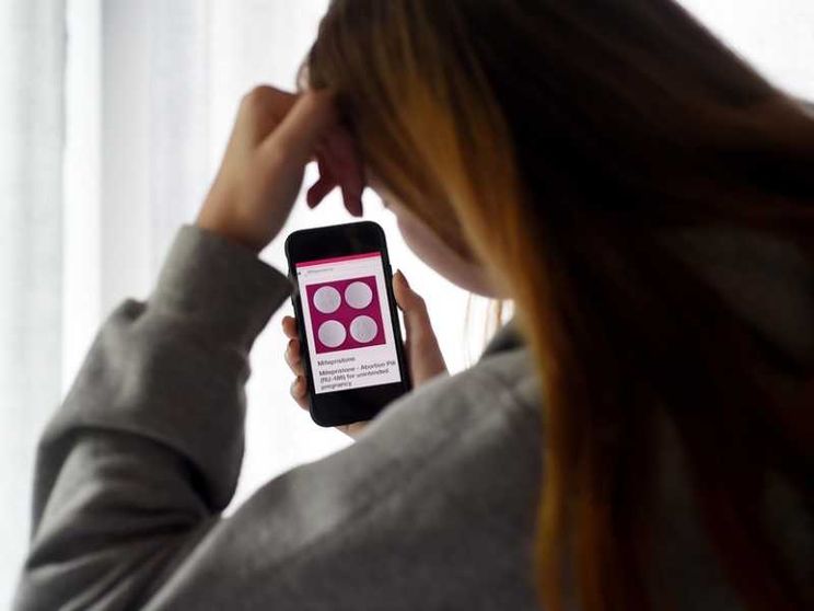 Smartphone, sfida ai genitori «Vietateli ai minori di 14 anni»