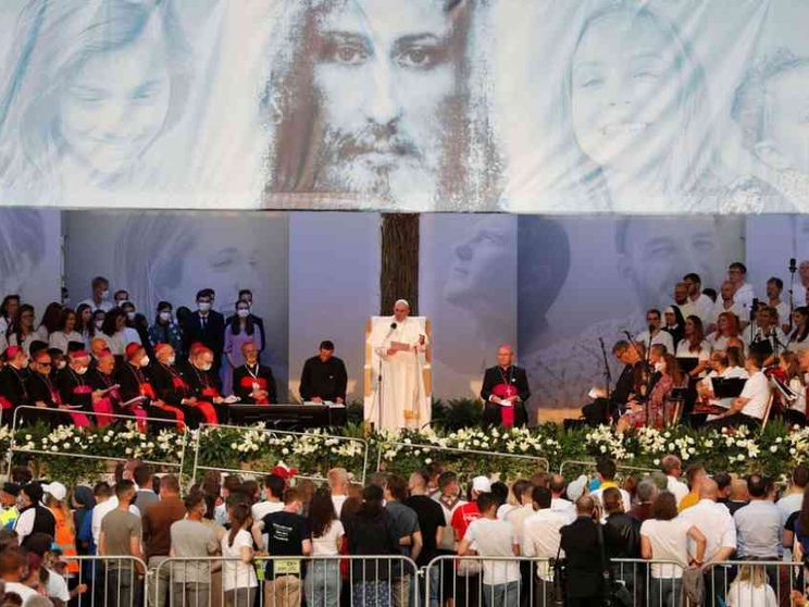 «La Croce non è simbolo politico». Ai Rom: «Chiesa è casa vostra»